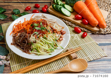 ヌードル 拉麺 麺 71074160