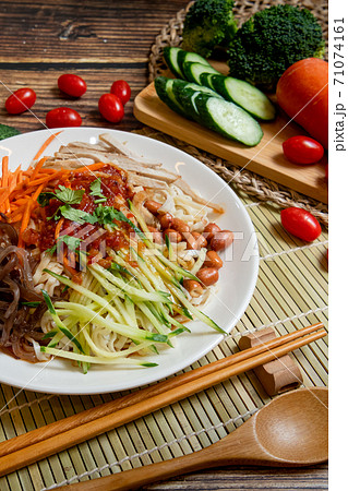 ヌードル 拉麺 麺 71074161