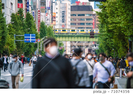 日本の東京都市景観 コロナ禍の東京・秋葉原。日曜日のこの日、マスク姿の人たちであふれた＝11月1日 71074356