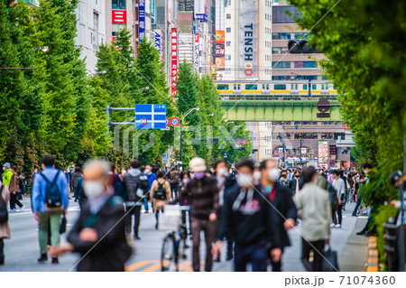 日本の東京都市景観 コロナ禍の東京・秋葉原。日曜日のこの日、マスク姿の人たちであふれた=11月1日 日本の東京都市景観 コロナ禍の東京・秋葉原。日曜日のこの日、マスク姿の人たちであふれた=11月1日 71074360