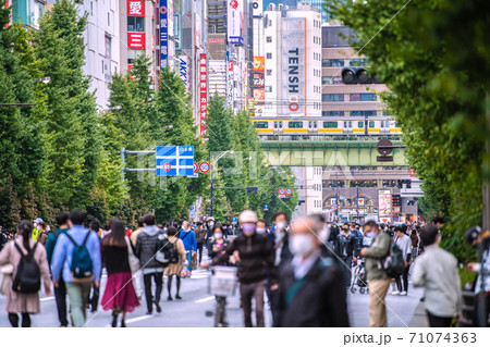 日本の東京都市景観 コロナ禍の東京・秋葉原。日曜日のこの日、マスク姿の人たちであふれた=11月1日 日本の東京都市景観 コロナ禍の東京・秋葉原。日曜日のこの日、マスク姿の人たちであふれた=11月1日 71074363