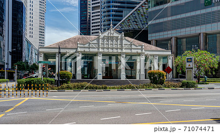 【シンガポール】【MRT】シンガポールの地下鉄・Raffles Place駅外観 71074471