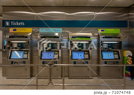 【シンガポール】【MRT】シンガポールの地下鉄の切符売り場 71074748
