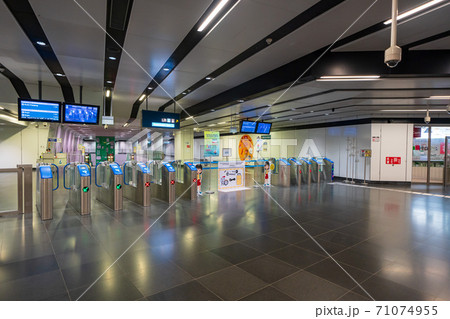 【シンガポール】【MRT】シンガポールの地下鉄の自動改札 【シンガポール】【MRT】シンガポールの地下鉄の自動改札 71074955