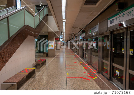 【シンガポール】【MRT】シンガポールの地下鉄構内の様子 【シンガポール】【MRT】シンガポールの地下鉄構内の様子 71075168