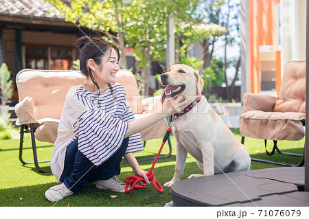 犬と女性 犬と女性 71076079