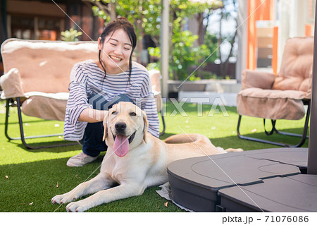 犬と女性 犬と女性 71076086