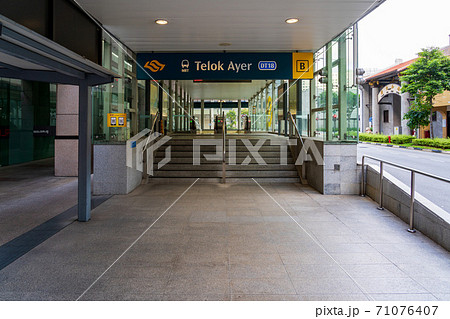 【シンガポール】【MRT】シンガポールの地下鉄の入り口 71076407