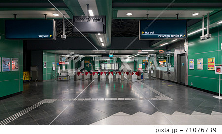 【シンガポール】【MRT】シンガポールの地下鉄の自動改札 71076739