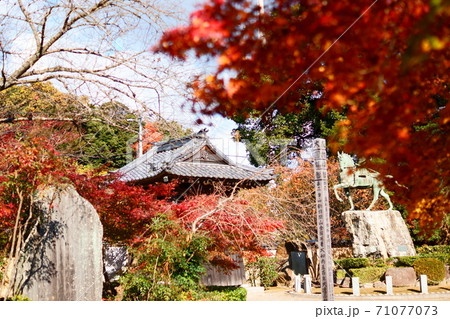 長府功山寺の高杉晋作と紅葉の写真素材