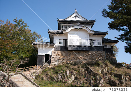【日本100名城】備中松山城の日本一高所にある現存天守と青空　岡山県高梁市 71078031