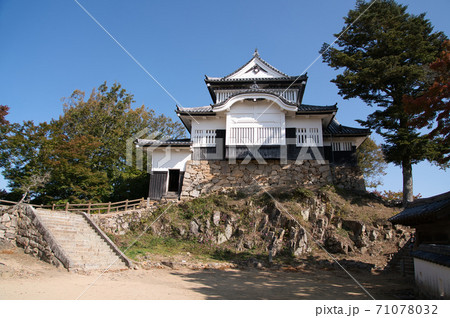 【日本100名城】備中松山城の天守と青空　岡山県高梁市 71078032