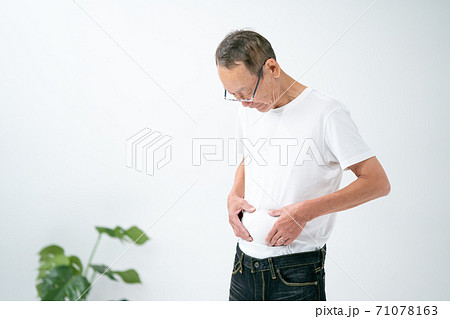 贅肉をつまむシニア男性 71078163