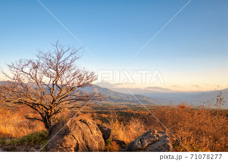 清里高原から見える紅葉の風景 清里高原から見える紅葉の風景 71078277