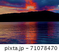 夕日に染まっていく湖 71078470