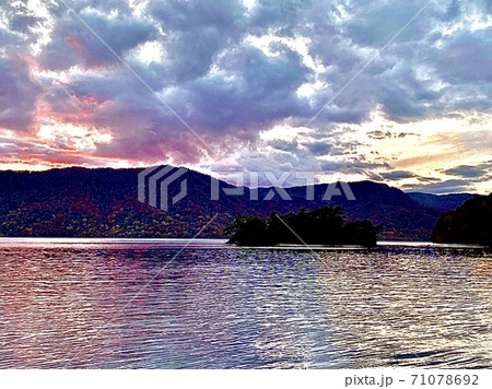 夕日に染まる湖面の綺麗な色合い 夕日に染まる湖面の綺麗な色合い 71078692