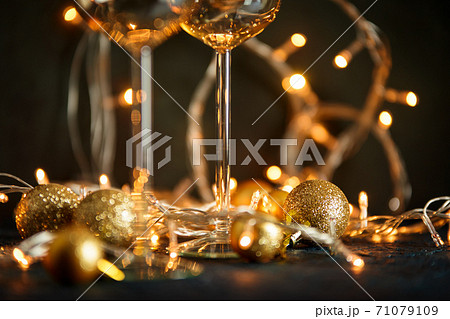 Glasses for wine and golden Christmas balls 71079109