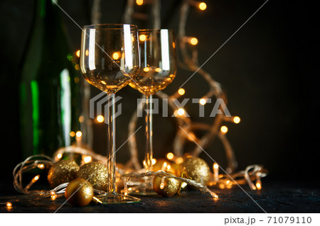 Glasses for wine and golden Christmas balls 71079110
