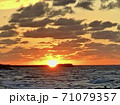 海に沈んでいく夕日 71079357