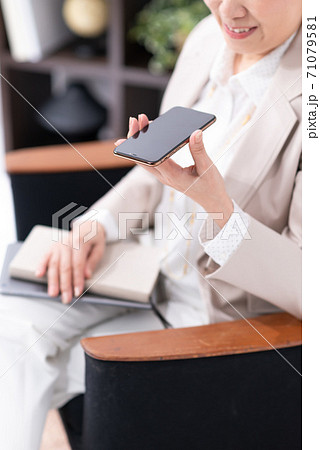 ビジネスシーン 音声入力 スマートフォン ビジネスシーン 音声入力 スマートフォン 71079581