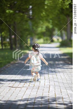 歩いて行く幼児 歩いて行く幼児 71080997