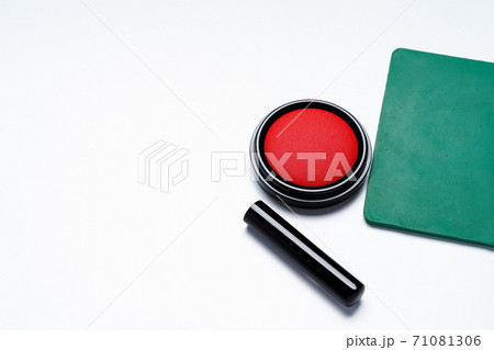 印鑑と朱肉 71081306