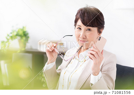 ビジネスシーン　スマートフォンで会話する女性 71081556