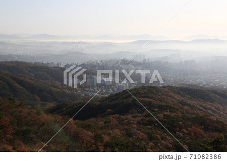 都市 都会 山 71082386