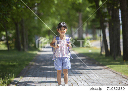 ランドセルを背負う1年生 ランドセルを背負う1年生 71082880