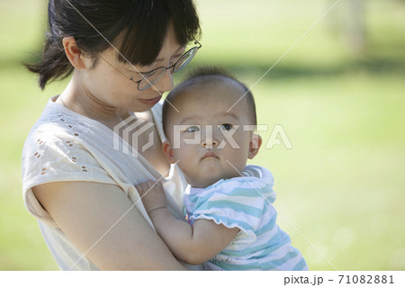 赤ちゃんを抱く母親 赤ちゃんを抱く母親 71082881