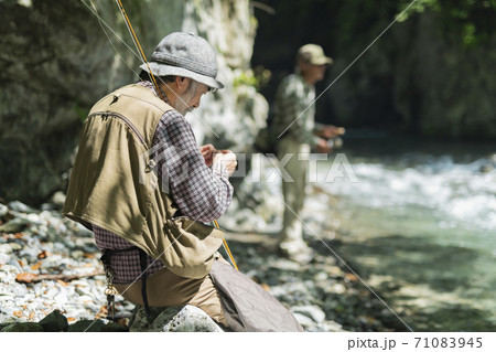 釣りを楽しむシニアの男性 71083945