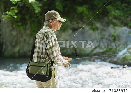 釣りを楽しむシニアの男性の写真素材
