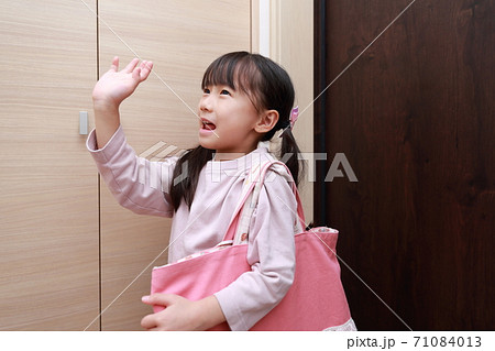 習い事に通う女の子の写真素材