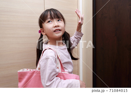 習い事に通う女の子 71084015