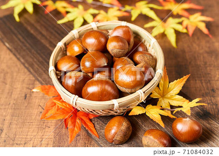 秋の紅葉と秋の味覚 71084032
