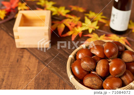 秋の紅葉と秋の味覚 秋の紅葉と秋の味覚 71084072
