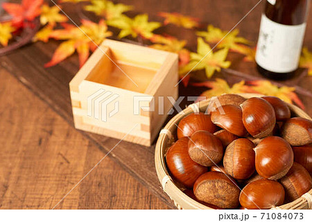 秋の紅葉と秋の味覚 71084073