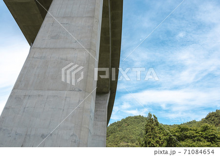 高速道路の橋脚 71084654