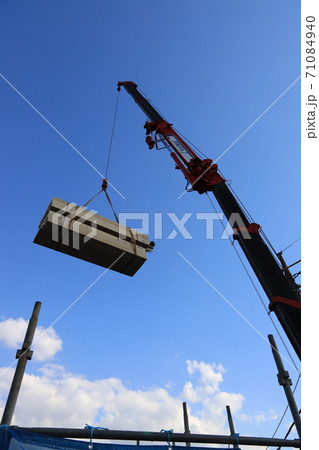 住宅建築資材を釣り上げるクレーンのアーム 住宅建築資材を釣り上げるクレーンのアーム 71084940
