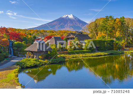 秋の忍野八海と富士山の写真素材 71085248 Pixta