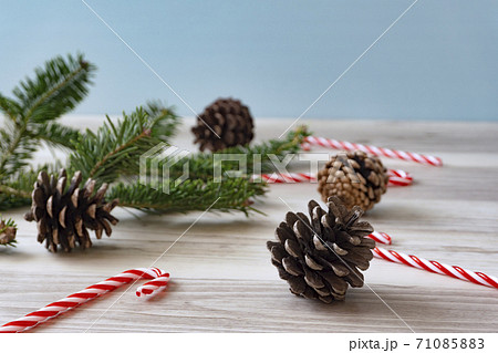 テーブルの上のクリスマスツリーの枝と松ぼっくり クリスマス モミの木 クリスマスの準備などの写真素材
