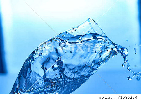 ワイングラスと水の動き 71086254