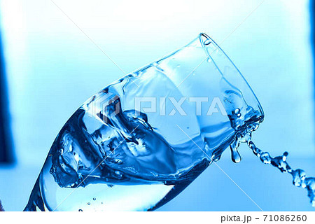 ワイングラスと水の動き 71086260