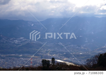 冬 和歌山県道61号から紀ノ川平野をのぞむ 冬 和歌山県道61号から紀ノ川平野をのぞむ 71086300