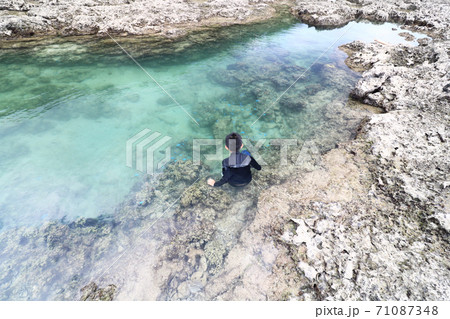 イノーで遊ぶ少年 イノーで遊ぶ少年 71087348