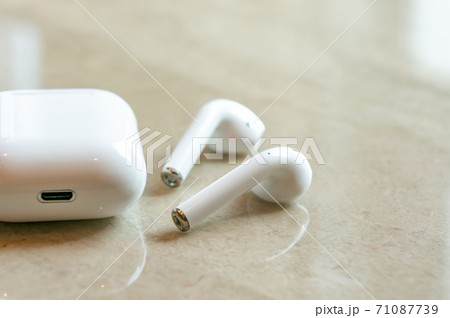 白いワイヤレスイヤホン 71087739