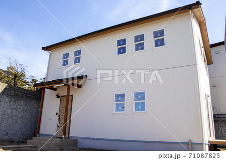 完成間近の新築住宅 71087825