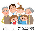 笑顔の三世代家族 71088495