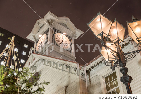 冬の夜の時計台 北海道札幌市の観光イメージの写真素材 7108
