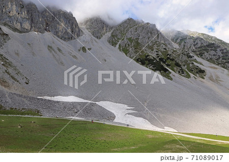The slopes of the northern ridge near Innsbruck 71089017